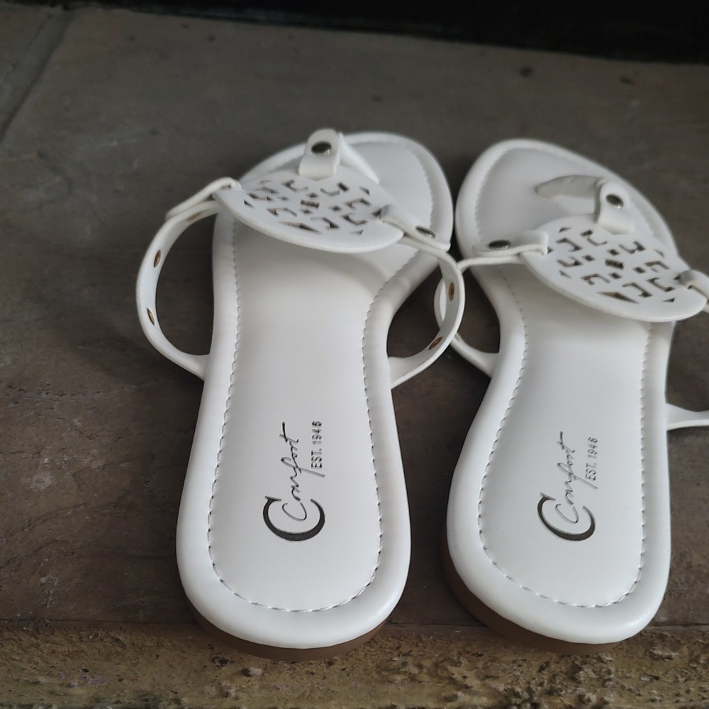 Comfort Est 1946 Womens White Thong Sandals Medallion Flat Flip Flops Size 9